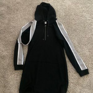 Small Venus casual dress. NWOT. Never worn. Open sleeves. Front pockets.